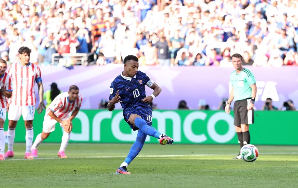 Mondial 2026 : la France écarte le Paraguay sans briller et retrouvera le Maroc en quarts