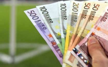 Près de 2 milliards d'euros versés aux intermédiaires de clubs de foot depuis 2013 !