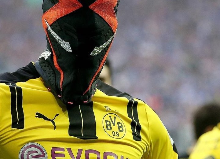Le nouveau masque de super-héros d'Aubameyang ne plait pas à Dortmund... et à Puma !